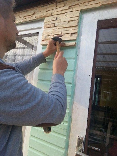 Вашему вниманию наше воплощение идеи отделки стены деревянной мозаикой. После ремонта на даче осталось много досок, которые нужно было куда нибудь применить либо выкинуть, и пустая стена, с которой нужно было что-то сделать.