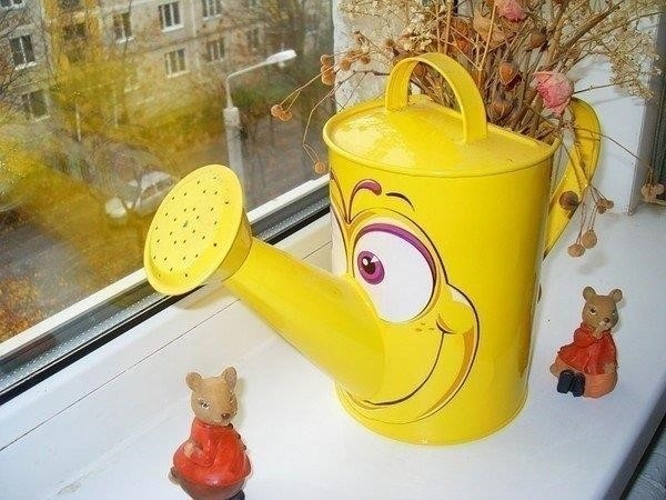 Расписные бочки и лейки! Забавненько....