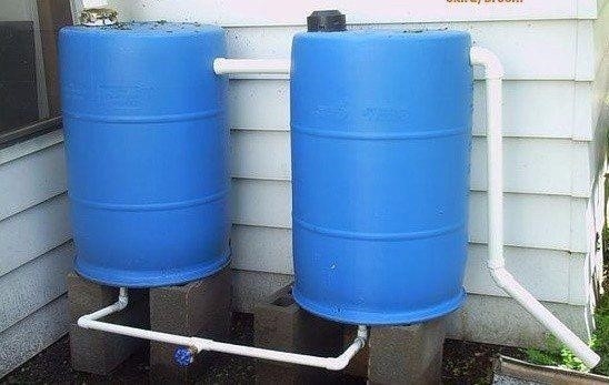 Система из бочек для накопления дождевой воды не требует много усилий и отлично подойдет для садоводов и дачников. Система из бочек для накопления дождевой воды не требует много усилий и отлично подойдет для садоводов и дачников.