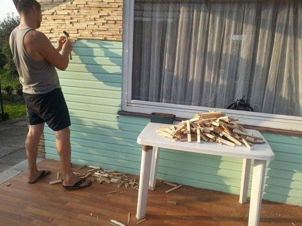 Вашему вниманию наше воплощение идеи отделки стены деревянной мозаикой. После ремонта на даче осталось много досок, которые нужно было куда нибудь применить либо выкинуть, и пустая стена, с которой нужно было что-то сделать.