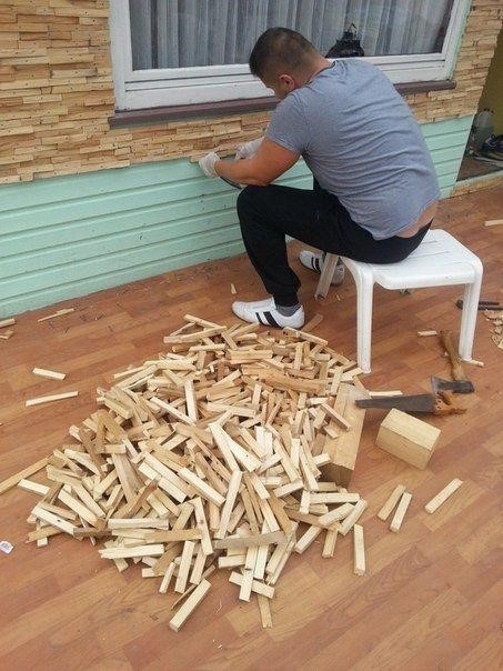 Вашему вниманию наше воплощение идеи отделки стены деревянной мозаикой. После ремонта на даче осталось много досок, которые нужно было куда нибудь применить либо выкинуть, и пустая стена, с которой нужно было что-то сделать.