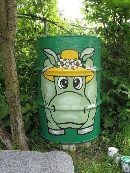 Расписные бочки и лейки! Забавненько....