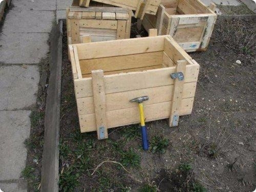 Садовая тачка из ящика