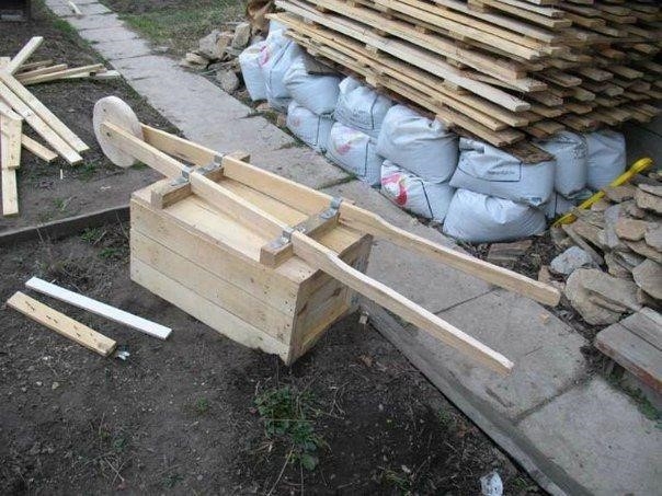 Садовая тачка из ящика